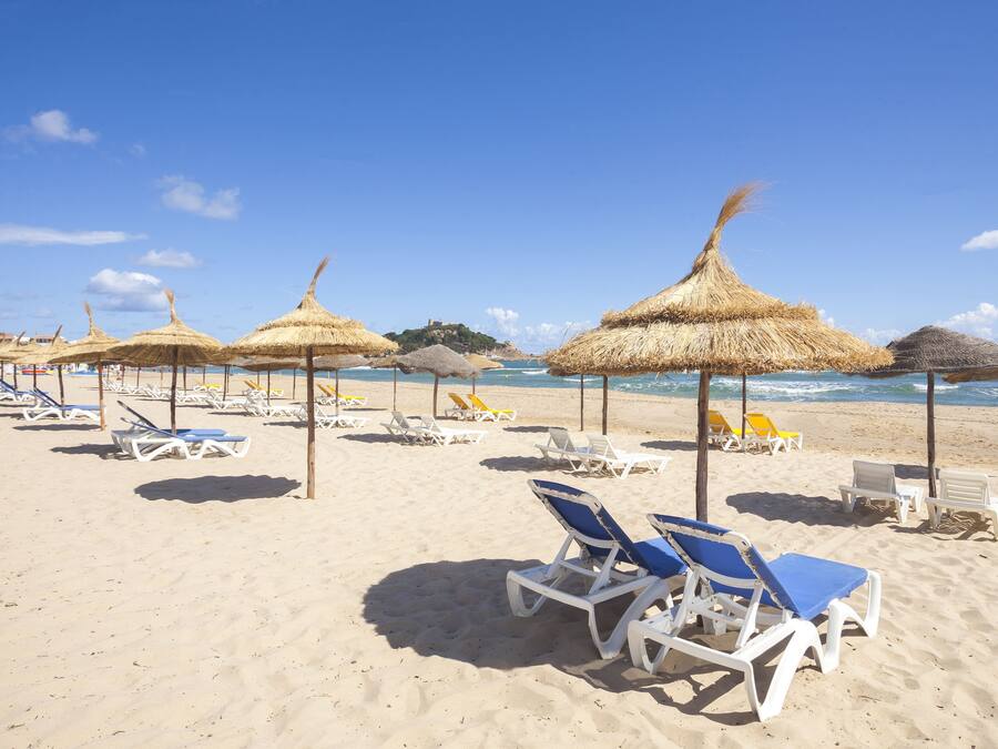 Playa privada, arena blanca, sillas reclinables de playa, sombrillas