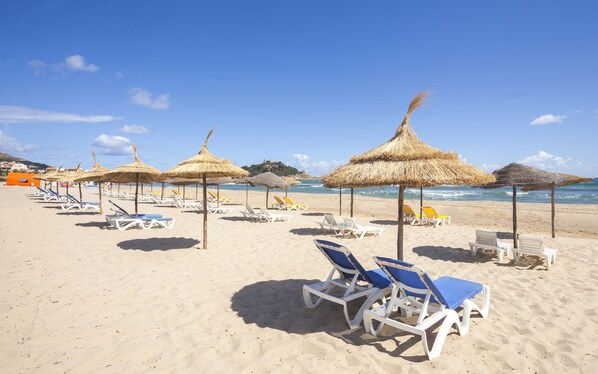 Private beach, white sand, sun loungers, beach umbrellas - Itropika Hôtel (Tabarka)