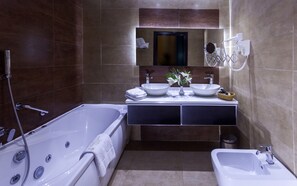 Suite | Baño | Bañera, artículos de higiene personal gratuitos y secador de pelo