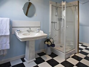 Habitación triple, baño privado, vista al jardín (Room 44) | Baño