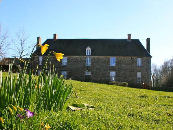 Habitación triple, baño privado, vista al jardín (Room 19) | Exterior