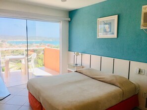 Habitación con 2 camas individuales, vistas al mar | Minibar, caja fuerte, mobiliario individual y cortinas opacas