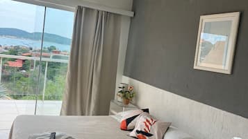 Habitación con 2 camas individuales, vista al océano | Minibar, caja de seguridad en la habitación y muebles diferentes