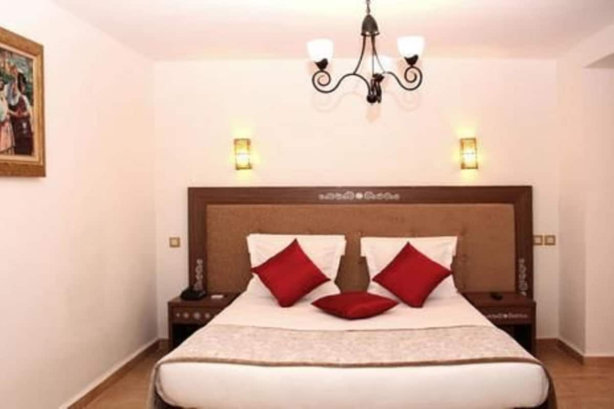 Junior Suite | Minibar, in-room safe, desk, blackout curtains