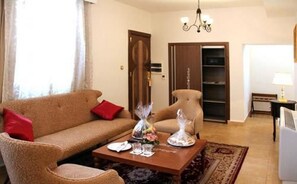 Junior suite | Een minibar, een kluis op de kamer, een bureau, verduisterende gordijnen