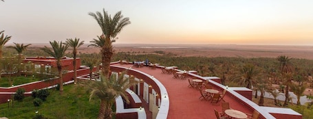 Outdoor dining. Hôtel Gourara