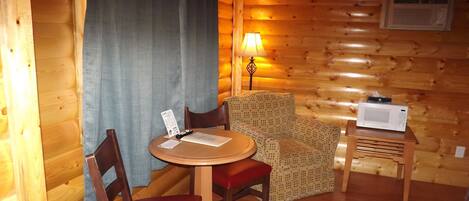 Cabaña Deluxe, 1 cama Queen size | Tabla de planchar con plancha, cunas gratuitas y camas extra