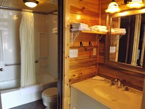Double Cabin - Pet Friendly | Salle de bain | Articles de toilette écologiques, sèche-cheveux, serviettes fournies
