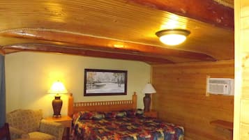 King Deluxe - Pet Free | Iron/ironing board, free cribs/infant beds, rollaway beds, free WiFi