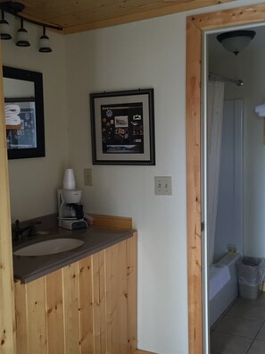 King Deluxe - Pet Friendly | Bathroom