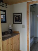 King Deluxe - Pet Friendly | Baño | Artículos de higiene personal ecológicos, secador de pelo y toallas