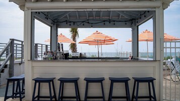 Piscina externa, funciona das 9h às 22h, guarda-sóis, espreguiçadeiras
