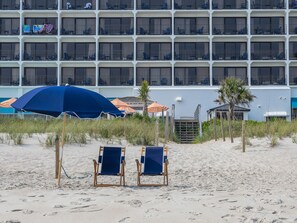 位於海灘上、白沙、海灘浴巾、海灘酒吧
