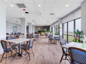 Breakfast area - Crystal Coast Oceanfront Hotel (Atlantic Beach)