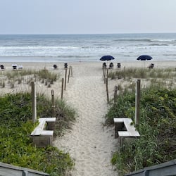 Plage, sable blanc, serviettes de plage, bar de plage