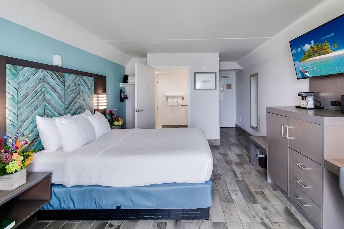 In-room safe, laptop workspace, iron/ironing board, WiFi (free)