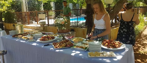 Serveert ontbijt, lunch, diner, uitzicht op de zwembaden