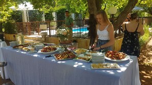 Se sirven desayunos, almuerzos y cenas; junto a la piscina