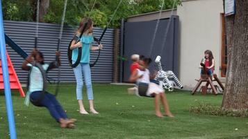 Lasten leikkialue ulkona