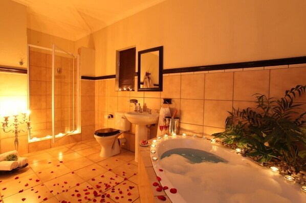 Deluxe Double Room | Deep-soaking bathtub