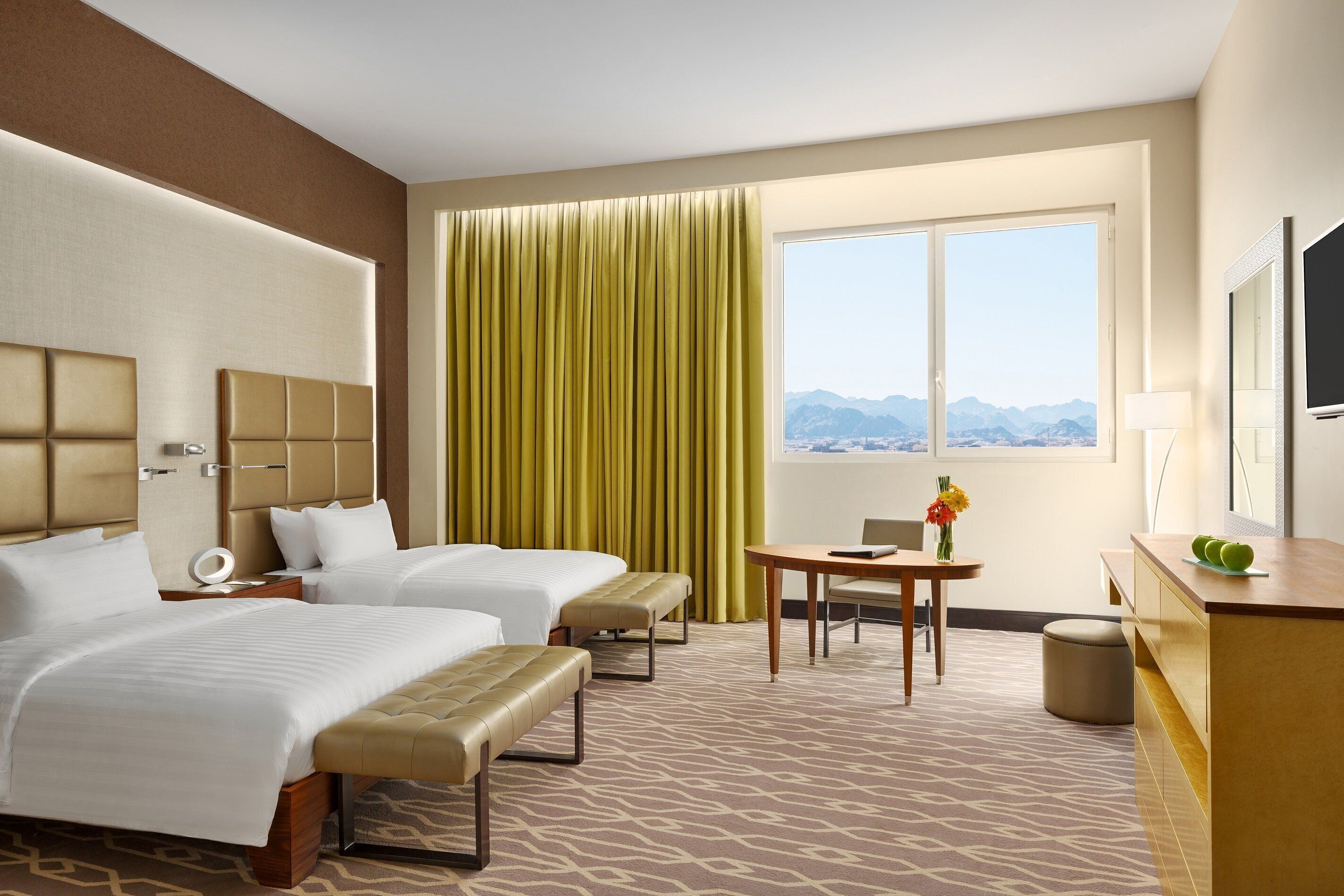 Ropa de cama de alta calidad y caja de seguridad en la habitación 