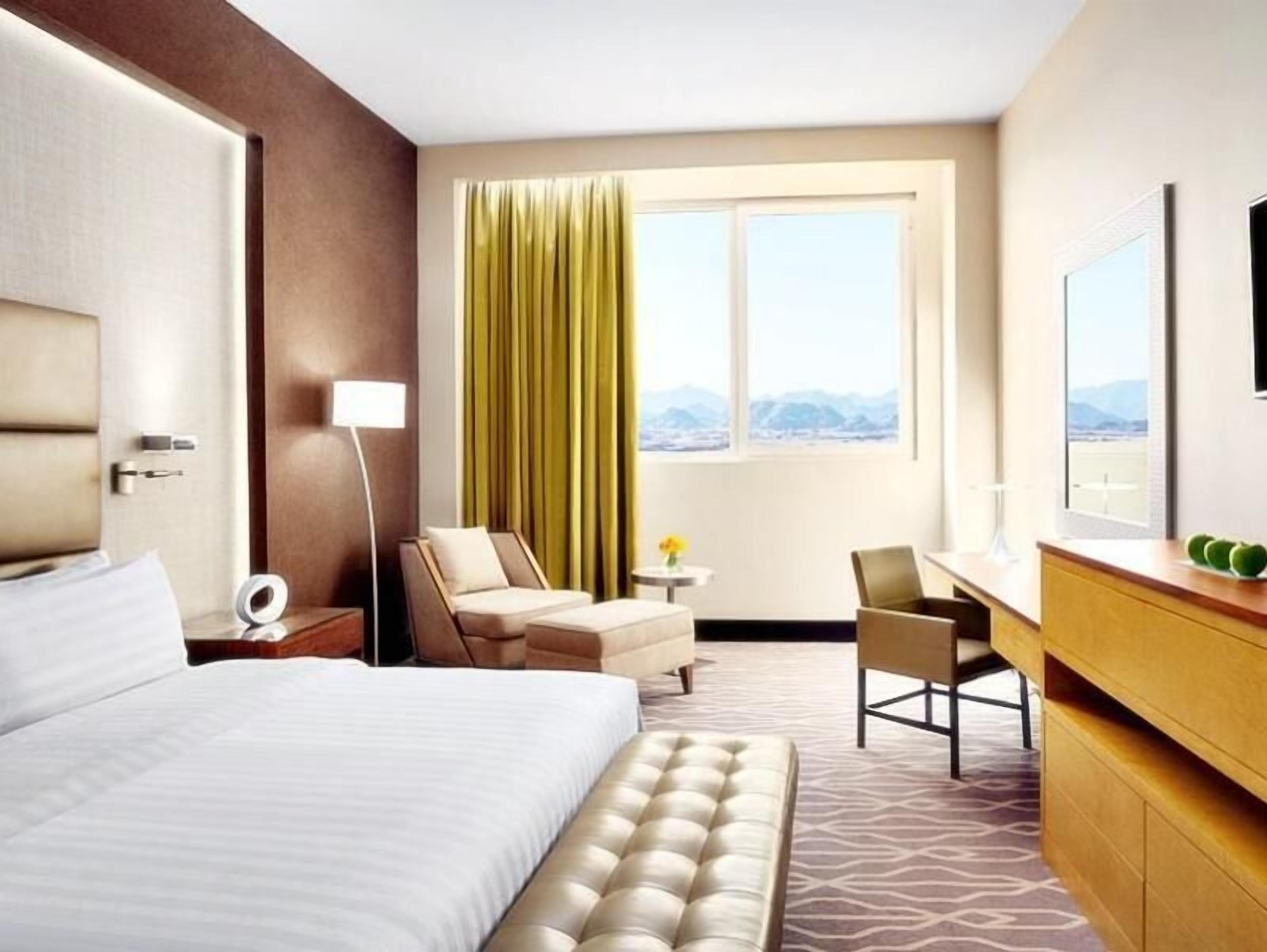 Ropa de cama de alta calidad y caja de seguridad en la habitación 