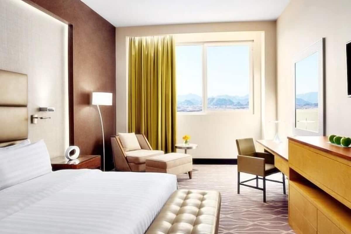 Ropa de cama de alta calidad y caja de seguridad en la habitación