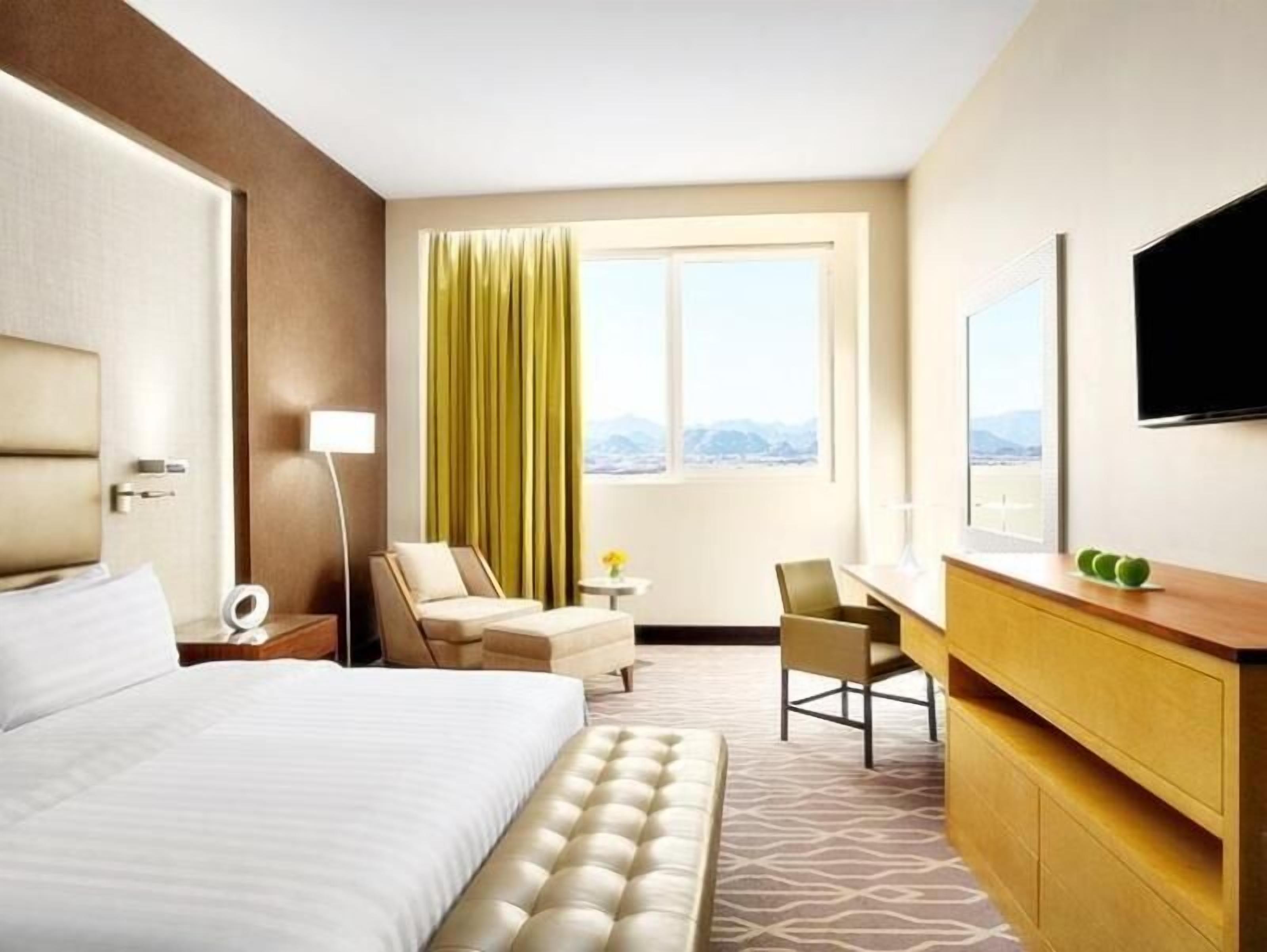 Ropa de cama de alta calidad y caja de seguridad en la habitación 