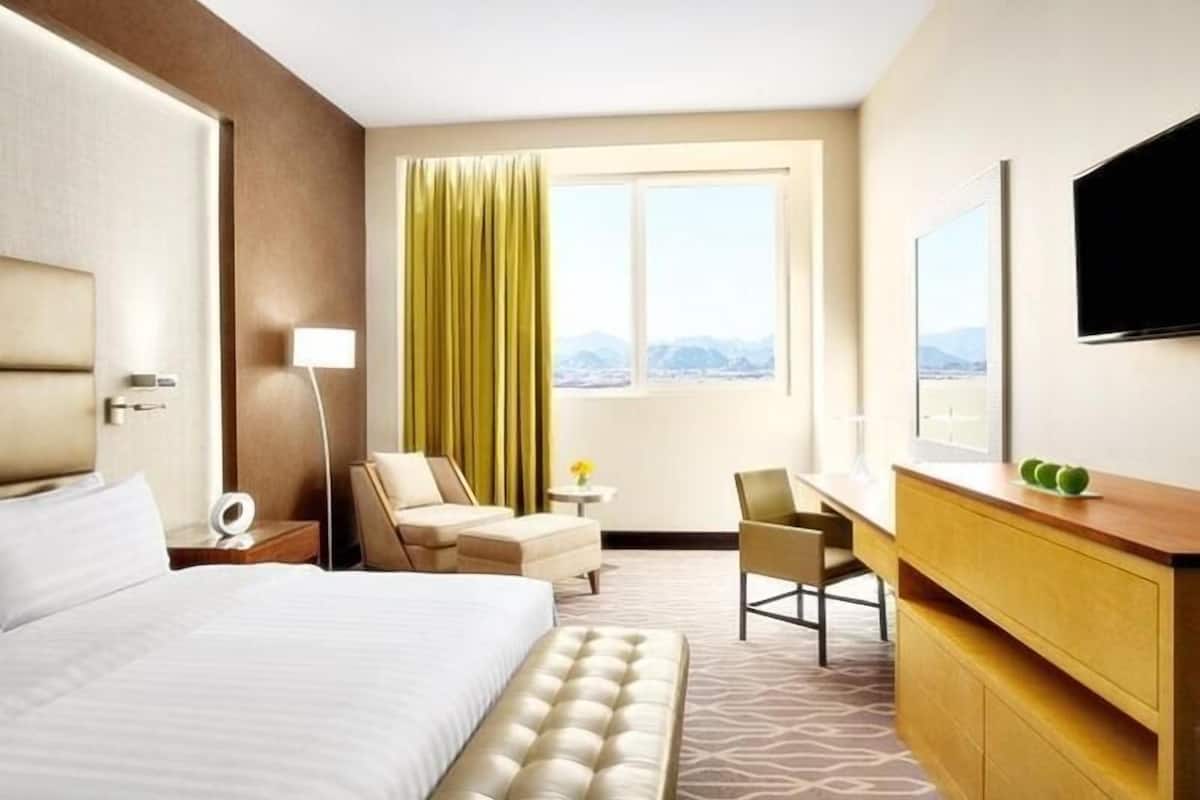 Ropa de cama de alta calidad y caja de seguridad en la habitación