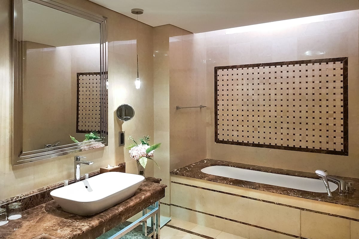 separate bathtub and shower, rainfall showerhead