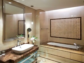 Separate bathtub and shower, rainfall showerhead - Millennium Hotel Hail (Ha'il)