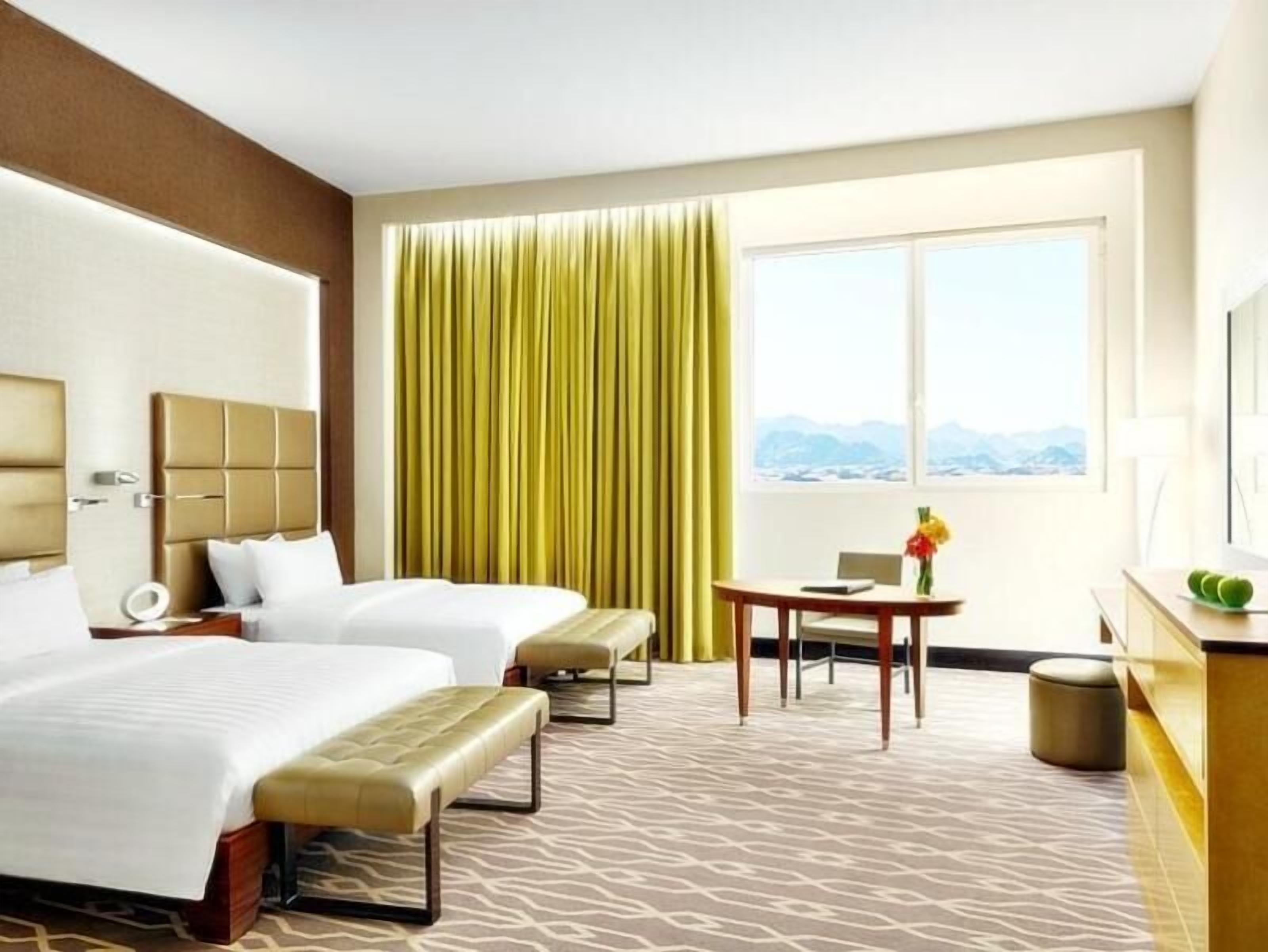 Ropa de cama de alta calidad y caja de seguridad en la habitación 