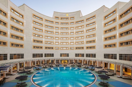 Indoor pool, seasonal outdoor pool, free cabanas, pool umbrellas. Millennium Hotel Hail