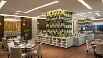 Desayuno buffet diario (SAR 75 por persona)