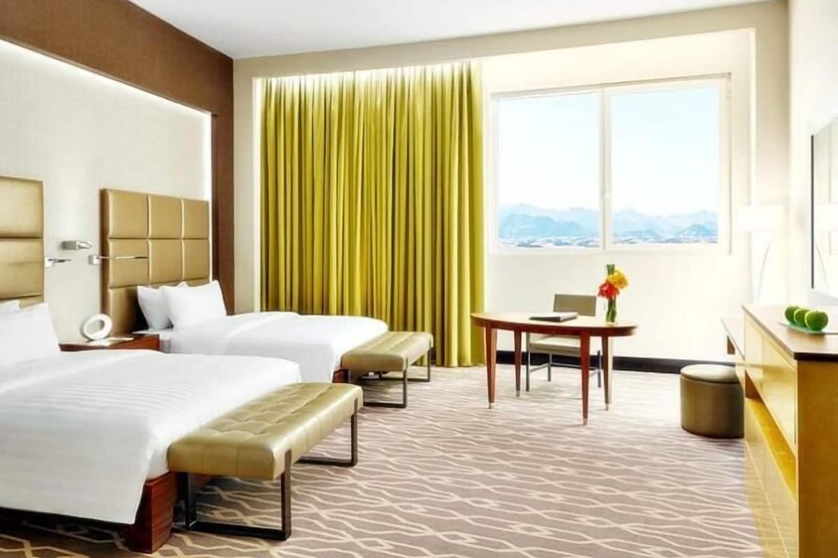 Ropa de cama de alta calidad y caja de seguridad en la habitación