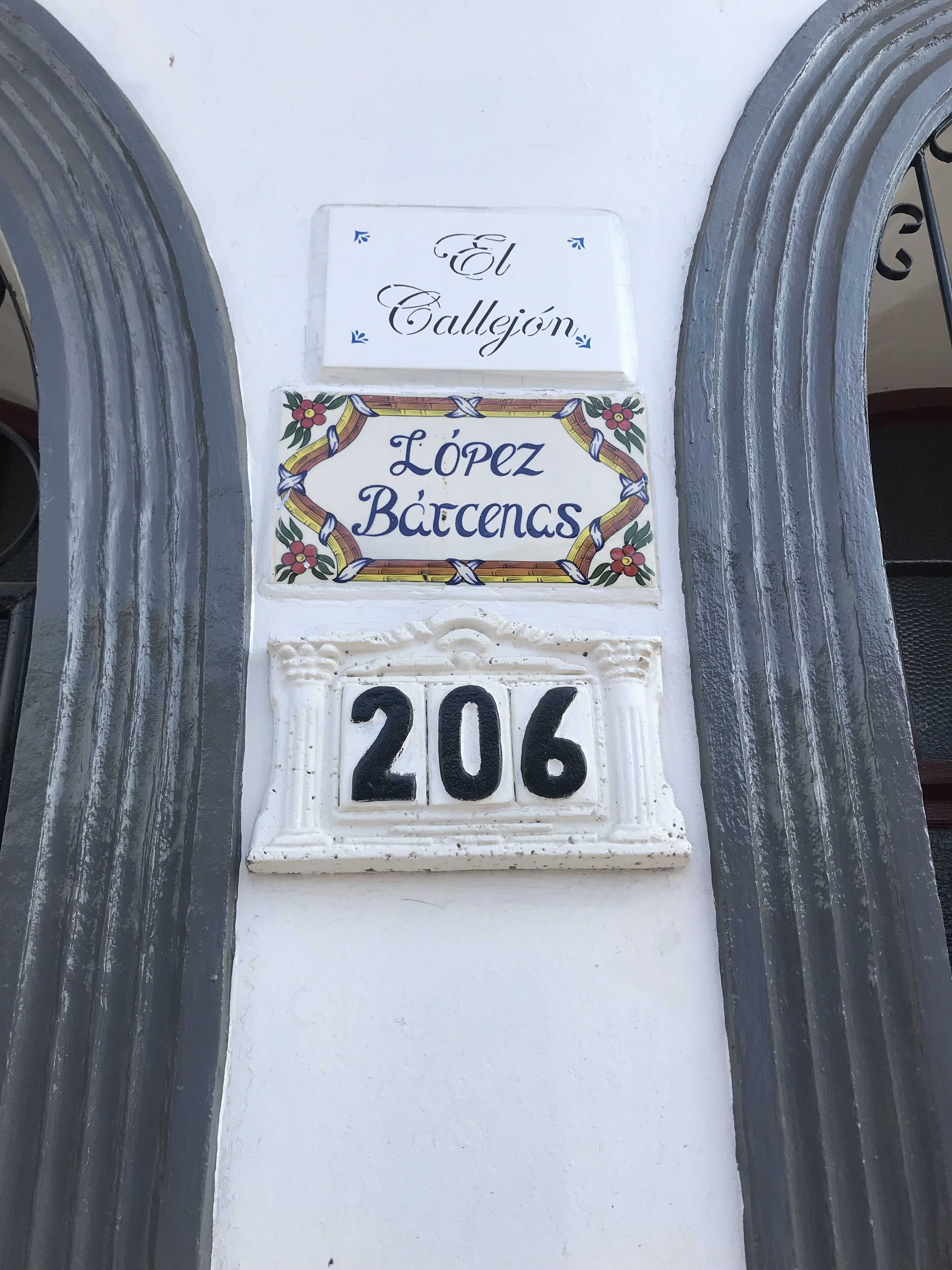 Fachada de edificio con un letrero que dice "El Calligon" y "López Bargas" sobre el número "206".