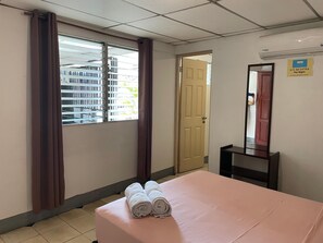 Standard Room (Double with Shared Bathroom) | Memory-foam beds, free WiFi, bed sheets - El Callejon Guest House (León)