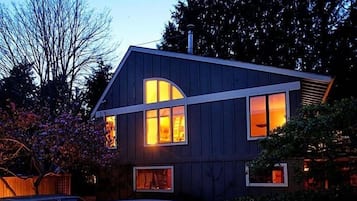 Family Cottage, 2 Katil Ratu (Queen) | Peralatan tempat tidur premium, meja, seterika/papan seterika