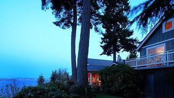 House, 2 Katil Ratu (Queen) | Peralatan tempat tidur premium, meja, seterika/papan seterika