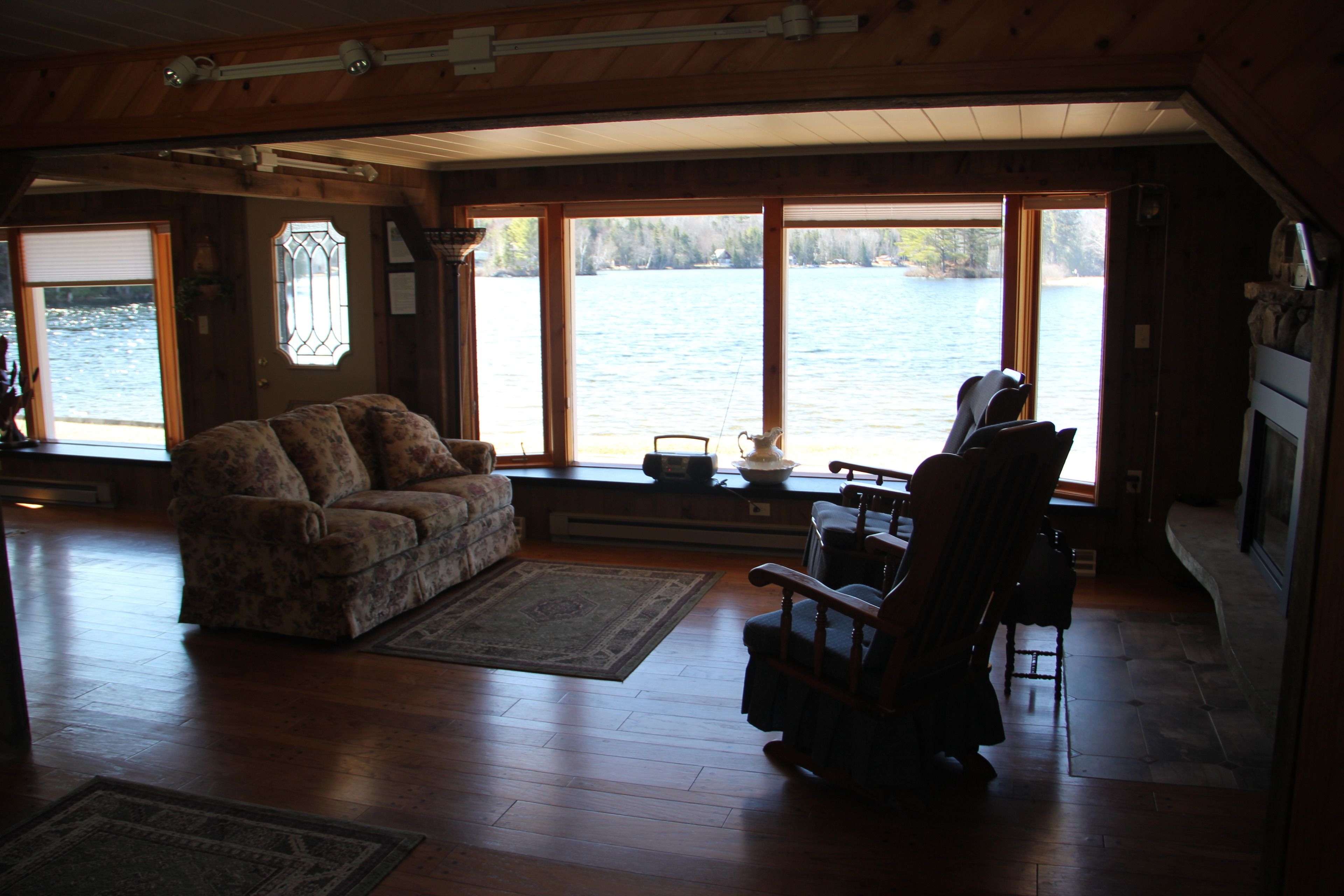 Maison Exclusive, 5 chambres, vue montagne, en bord de lac | Coin séjour | Télévision à écran plat, cheminée, lecteur de DVD