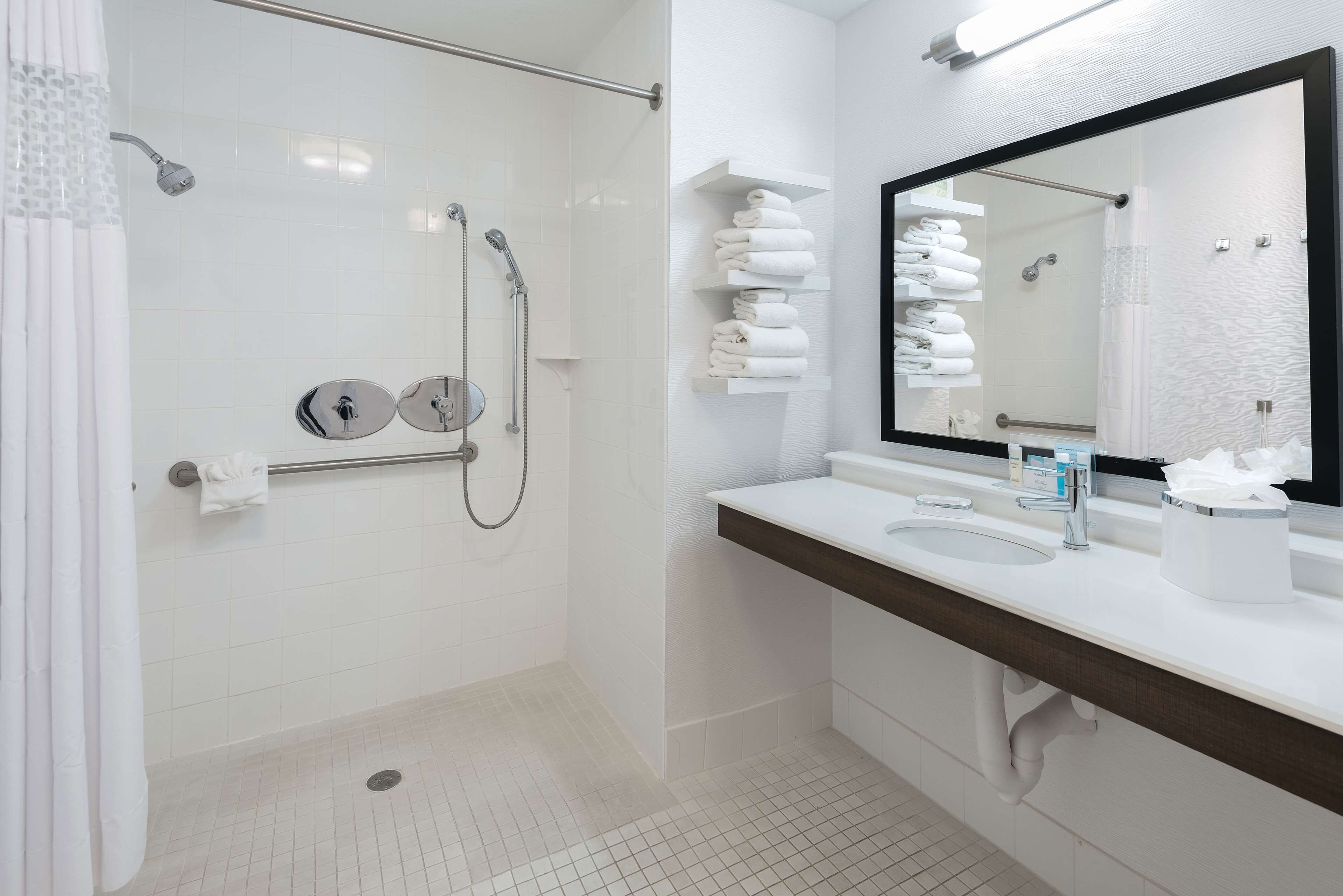 combined shower/bathtub, hair dryer, towels