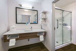 Estudio, 1 cama King size, para no fumadores, refrigerador y microondas | Baño | Tina con regadera, secadora de cabello, toallas 