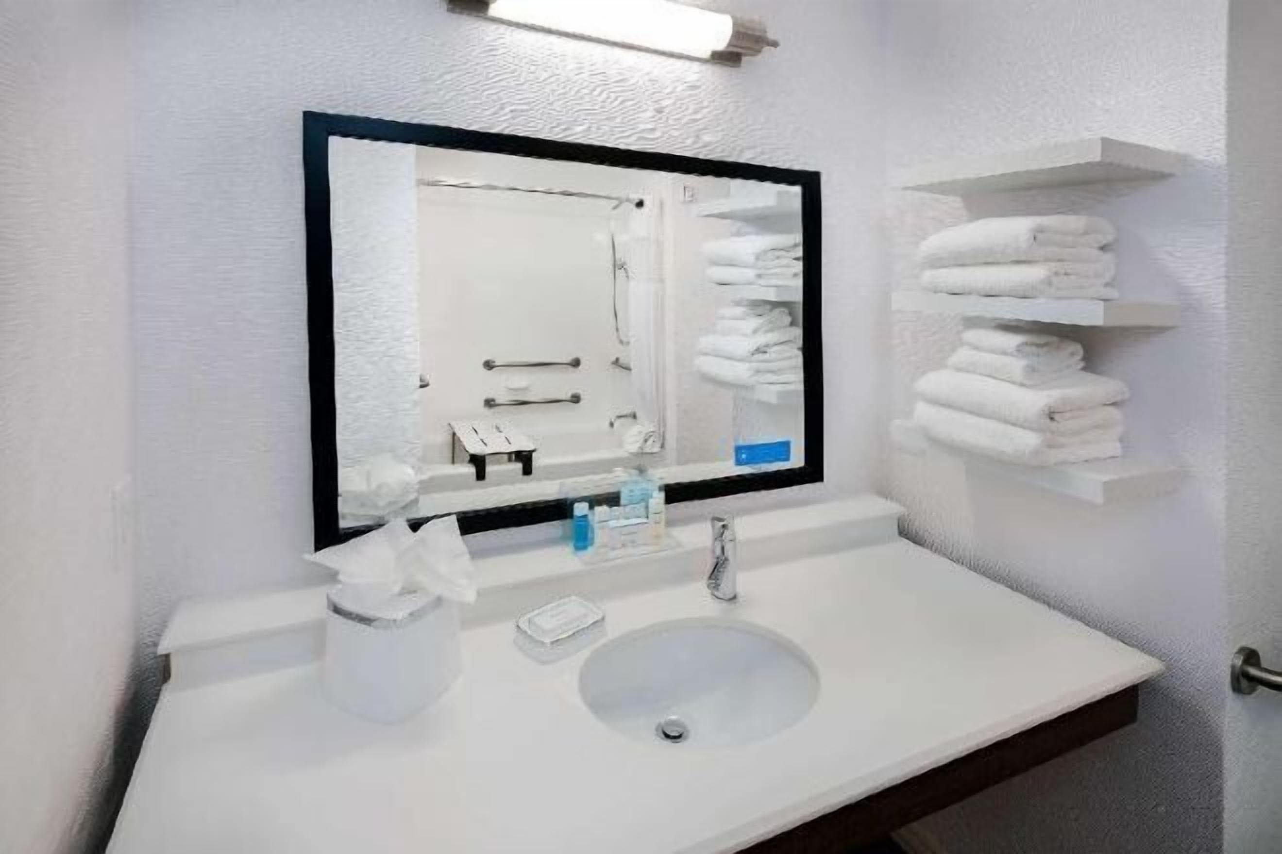 Baño | Ducha y bañera combinadas, secador de pelo y toallas