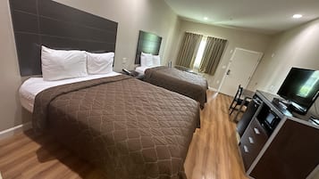 Klassieke studio suite, 2 queensize bedden | Een bureau, een laptopwerkplek, gratis wifi