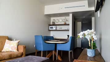 Suite, 2 Doppelbetten, Nichtraucher, Kühlschrank und Mikrowelle (Wet Bar) | Wohnbereich | 42-Zoll-LCD-Fernseher mit Premium-TV-Sendern, Fernseher