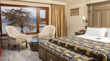 Junior suite, 1 kingsize bed, uitzicht op het water | Een minibar, een kluis op de kamer, een bureau, verduisterende gordijnen