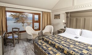 Junior Suite, 1 King Bed, Canal View | Minibar, in-room safe, desk, blackout drapes - Hotel Los Yamanas (Ushuaia)