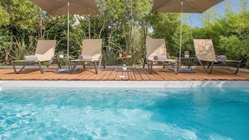 Udendørs pool, åben fra kl. 09.00 til kl. 19.30, liggestole