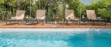 Piscine extérieure, chaises longues