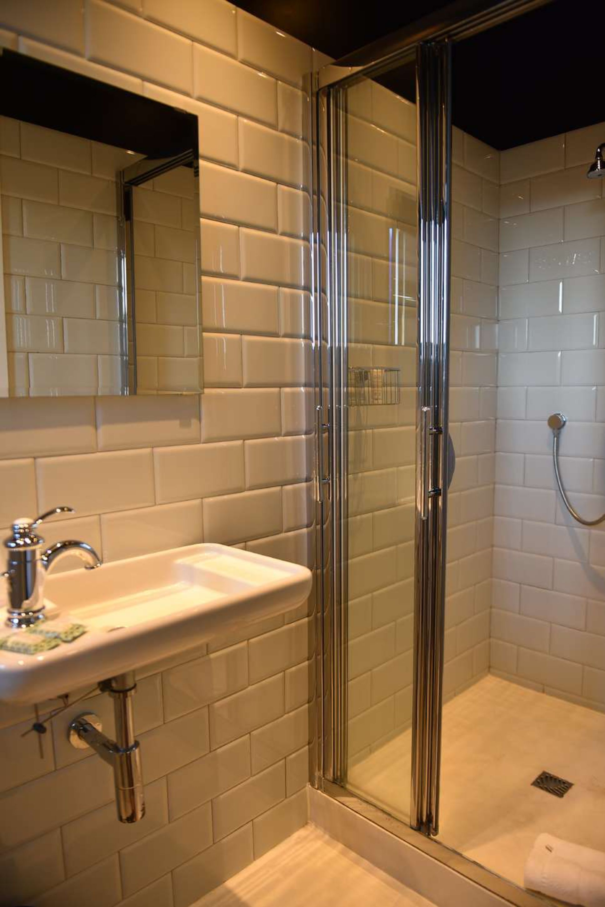 triple room | bathroom | shower, rainfall showerhead, free toiletries, hair dryer